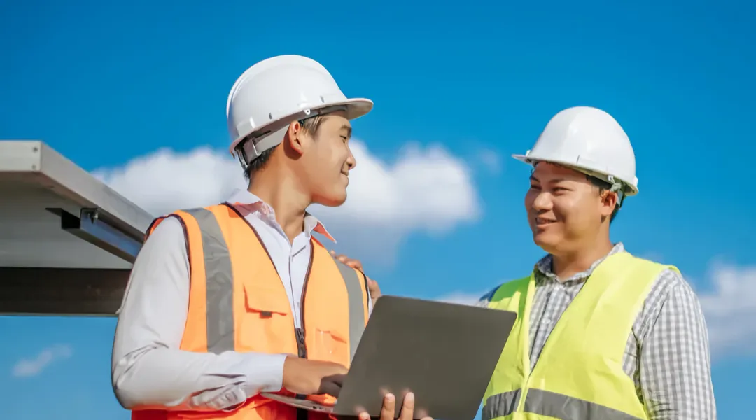 Two drilling engineers discussing solutions